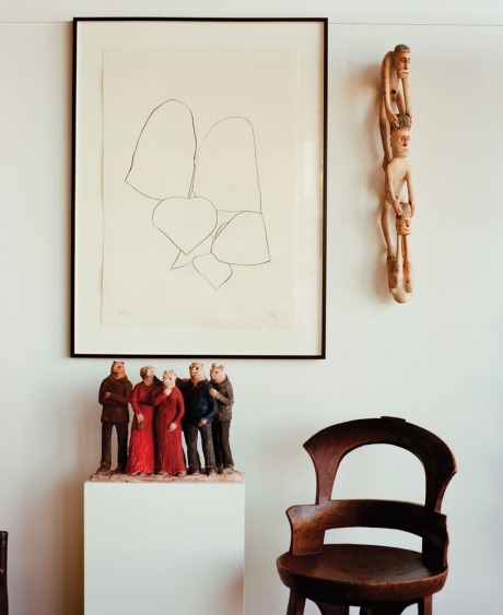 4 An Ellsworth Kelly print hangs above a Louise McGinley ceramic sculpture and an antique chair from Ethiopia